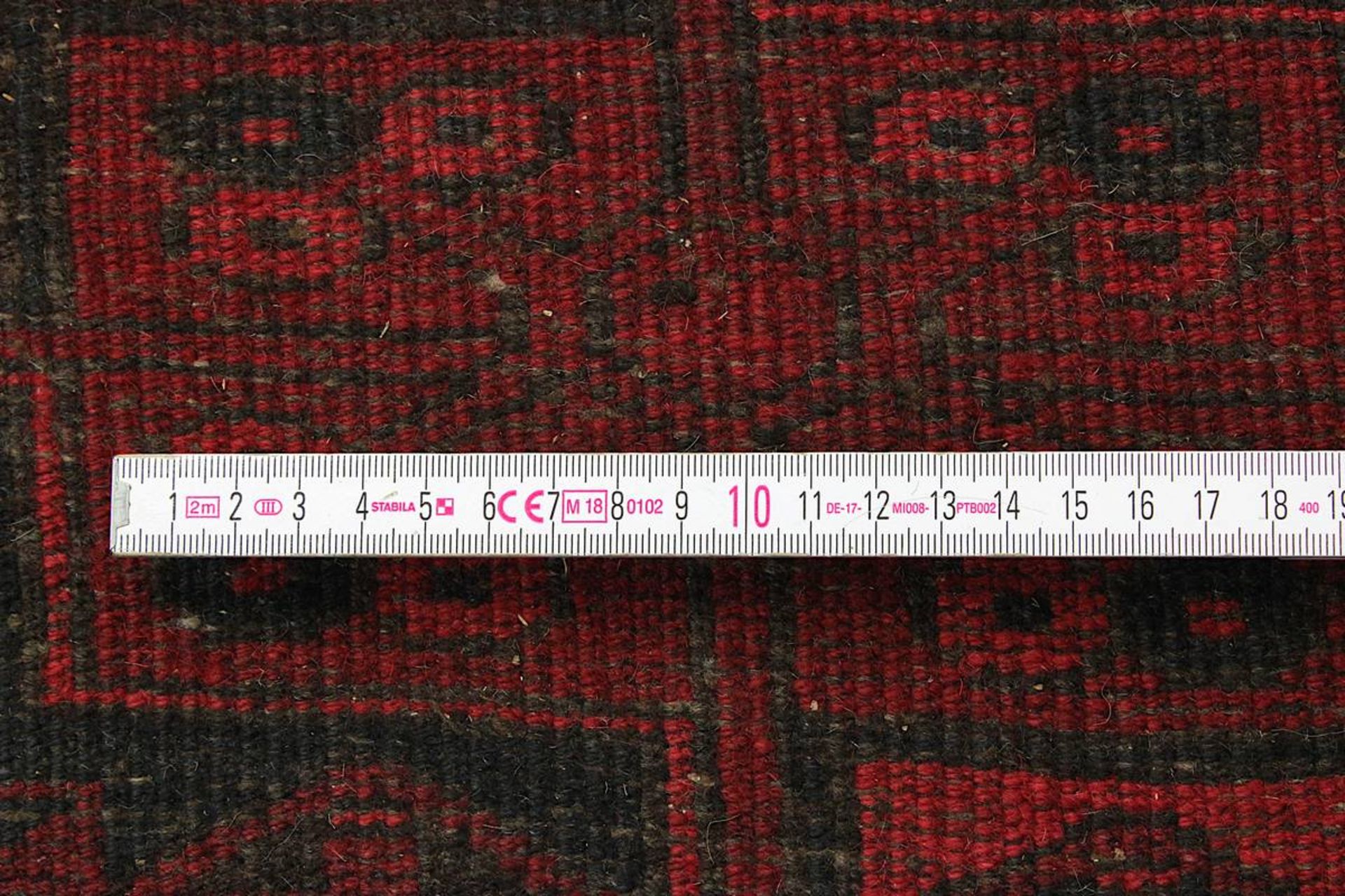 Afghan, M. bis 2. H. 20. Jh., Wolle auf Wolle, rotgrundig, mit 3 Reihen à 7 Göls, mehrfache Bordüre, - Image 7 of 9