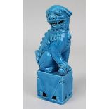 Chinesischer Foo-Hund aus Porzellan, heller Scherben, blau glasiert, Höhe 21 cm. 3551-004