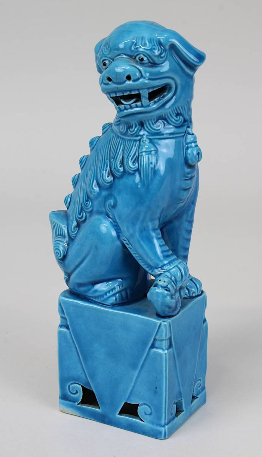 Chinesischer Foo-Hund aus Porzellan, heller Scherben, blau glasiert, Höhe 21 cm. 3551-004