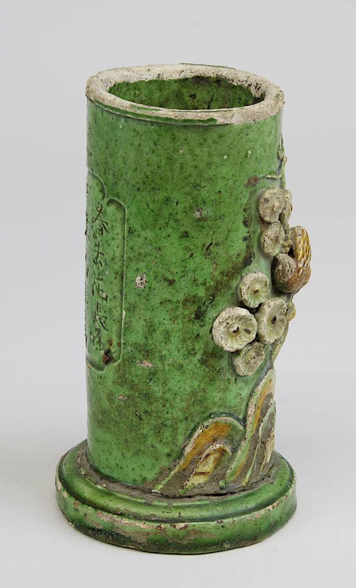 Pinselbecher, China 19. Jh., Keramik grün und gelb glasiert, Schauseite mit plastischem Dekor von - Bild 4 aus 5