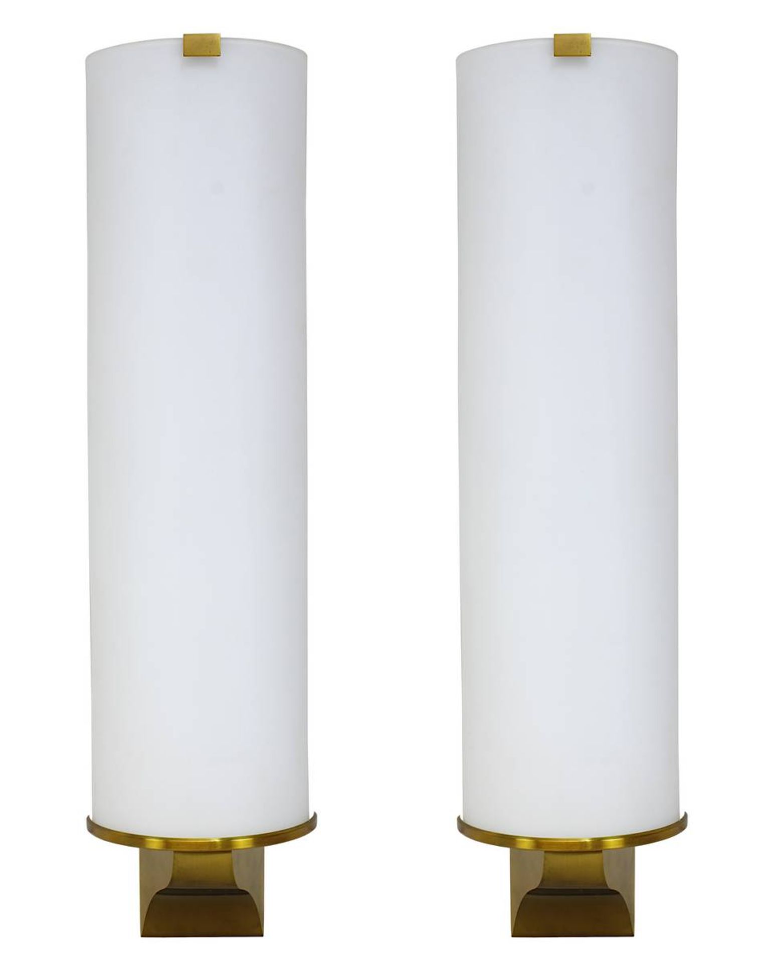 Paar Wandlampen im Art-Déco-Stil, jew. Eisenblech mit Messingmontur, Schirm aus Klarglas mit