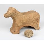 Antike Votivstatuette einer Kuh oder eines Stiers, wohl hellenistisch, rötlicher Ton, Hohlbrand, H