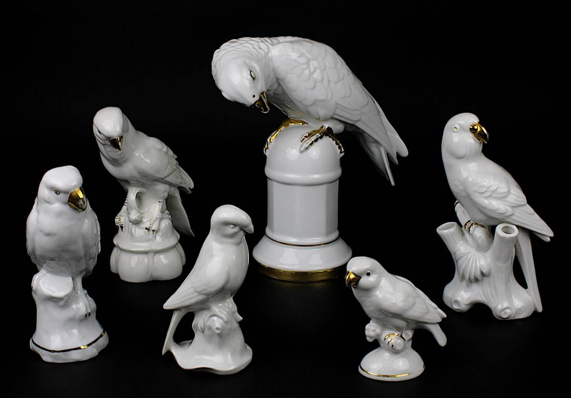 Sechs Vogelfiguren, meist Papageien, 20. Jh., Weißporzellan, meist mit dezenter Goldstaffage,