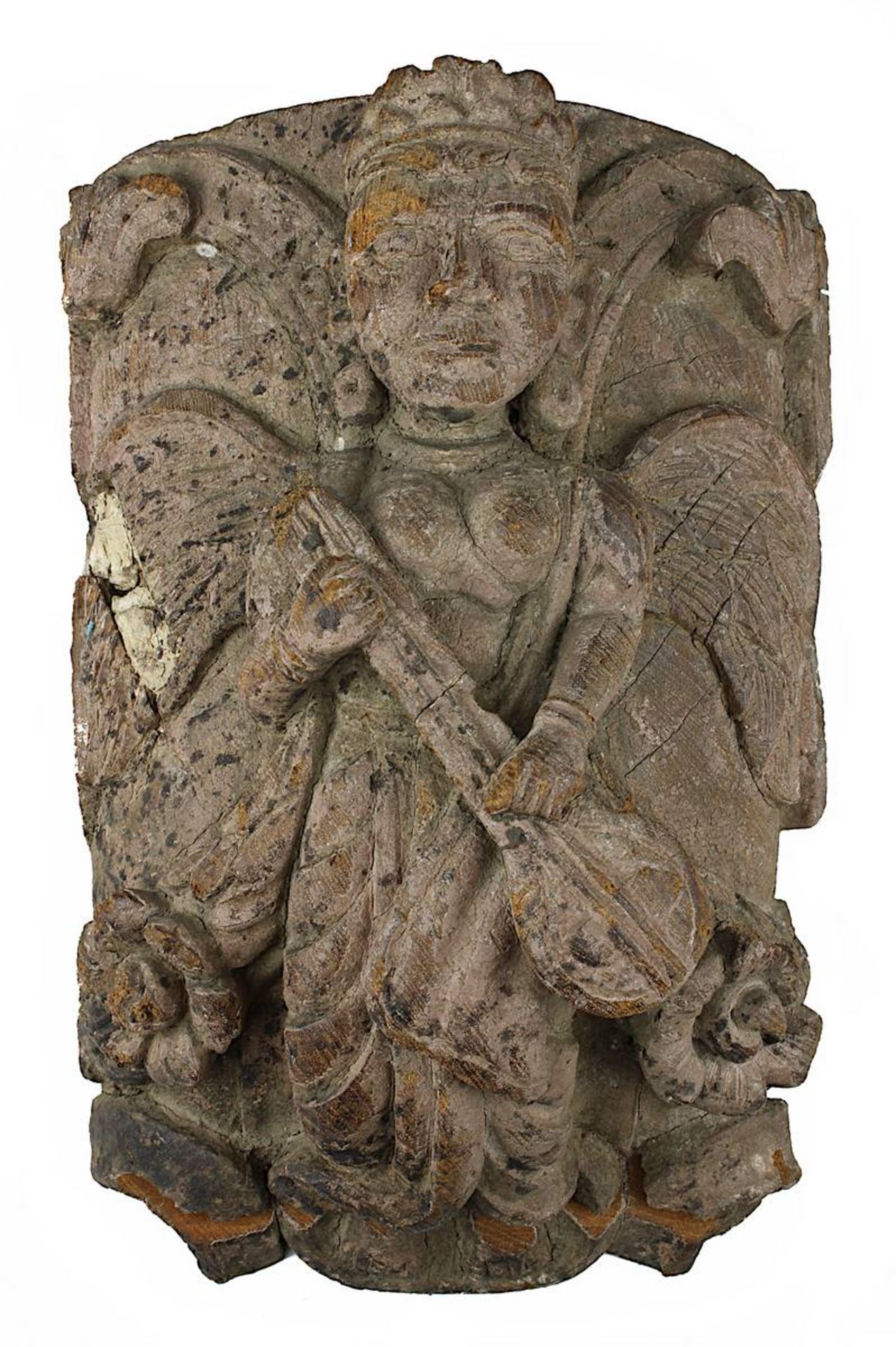 Geflügelte Apsara mit Sitar als Konsolfigur vor gewölbter Platte, Südindien um 1900, geflügelte