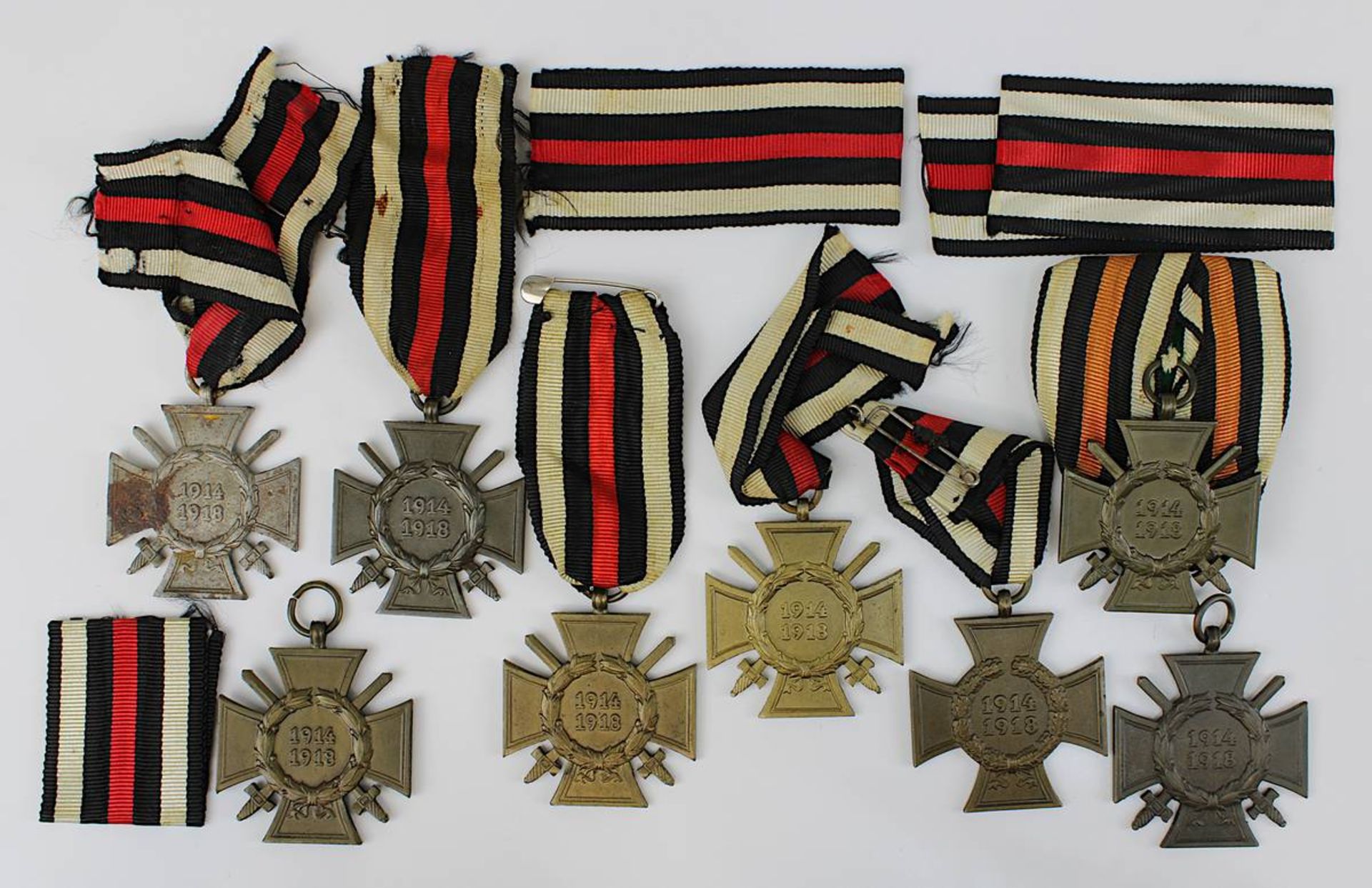 Acht Ehrenkreuze des WK I, Deutsches Reich 1933 - 1945, davon 7 mit Schwertern, eines ohne