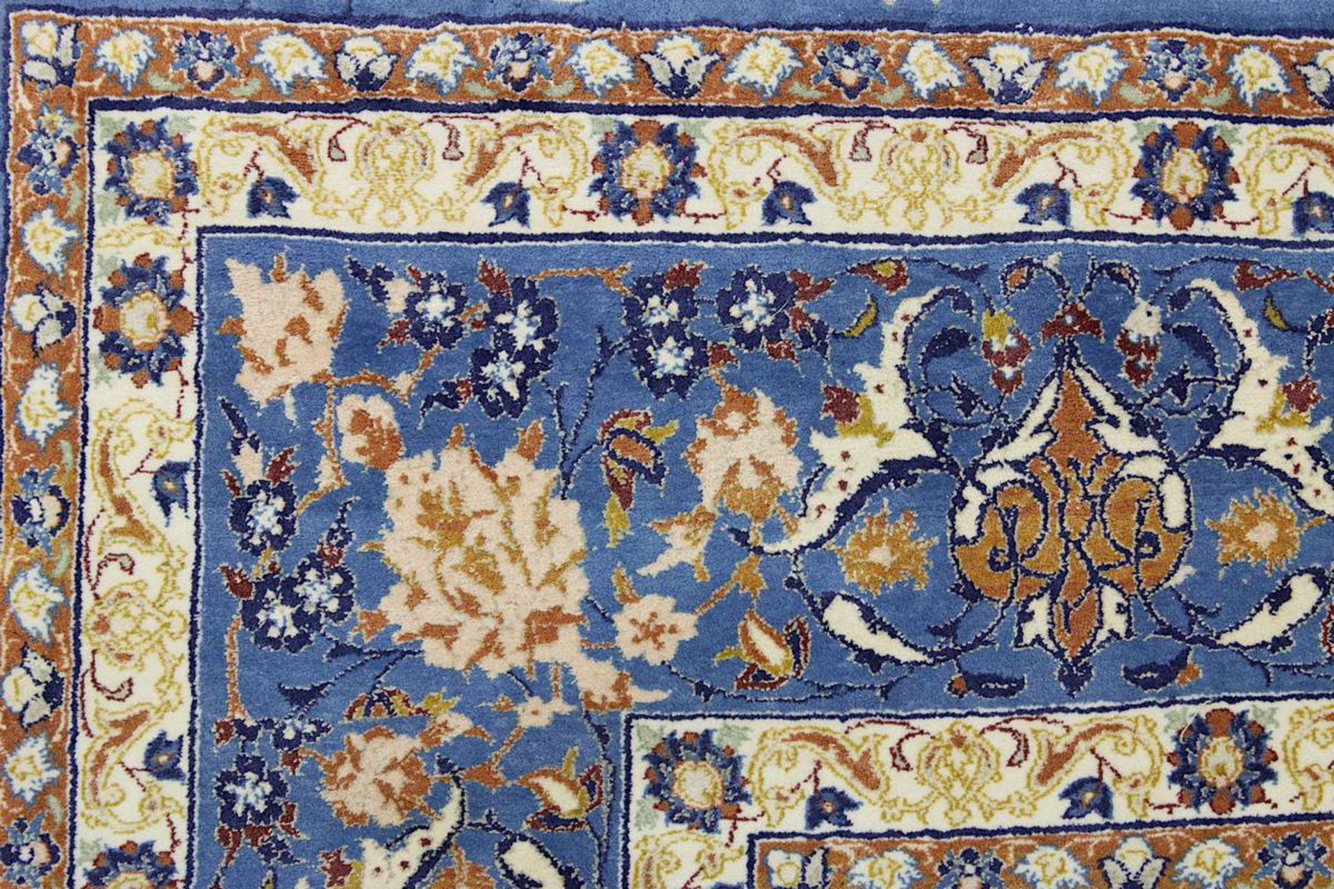 Isfahan, Persien 2. H. 20. Jh., Wolle mit Seide auf Seide, sehr fein geknüpft, blauer Fond mit - Image 2 of 9