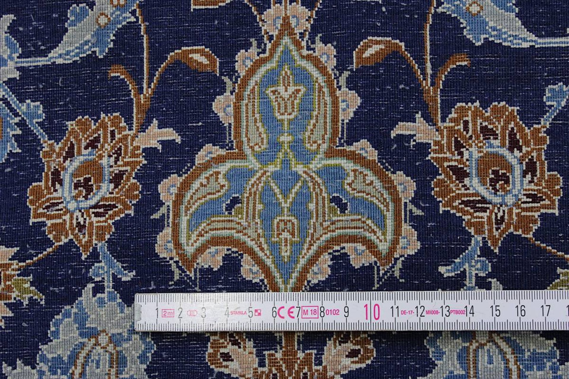 Isfahan, Persien 2. H. 20. Jh., Wolle mit Seide auf Seide, sehr fein geknüpft, blauer Fond mit - Image 8 of 9