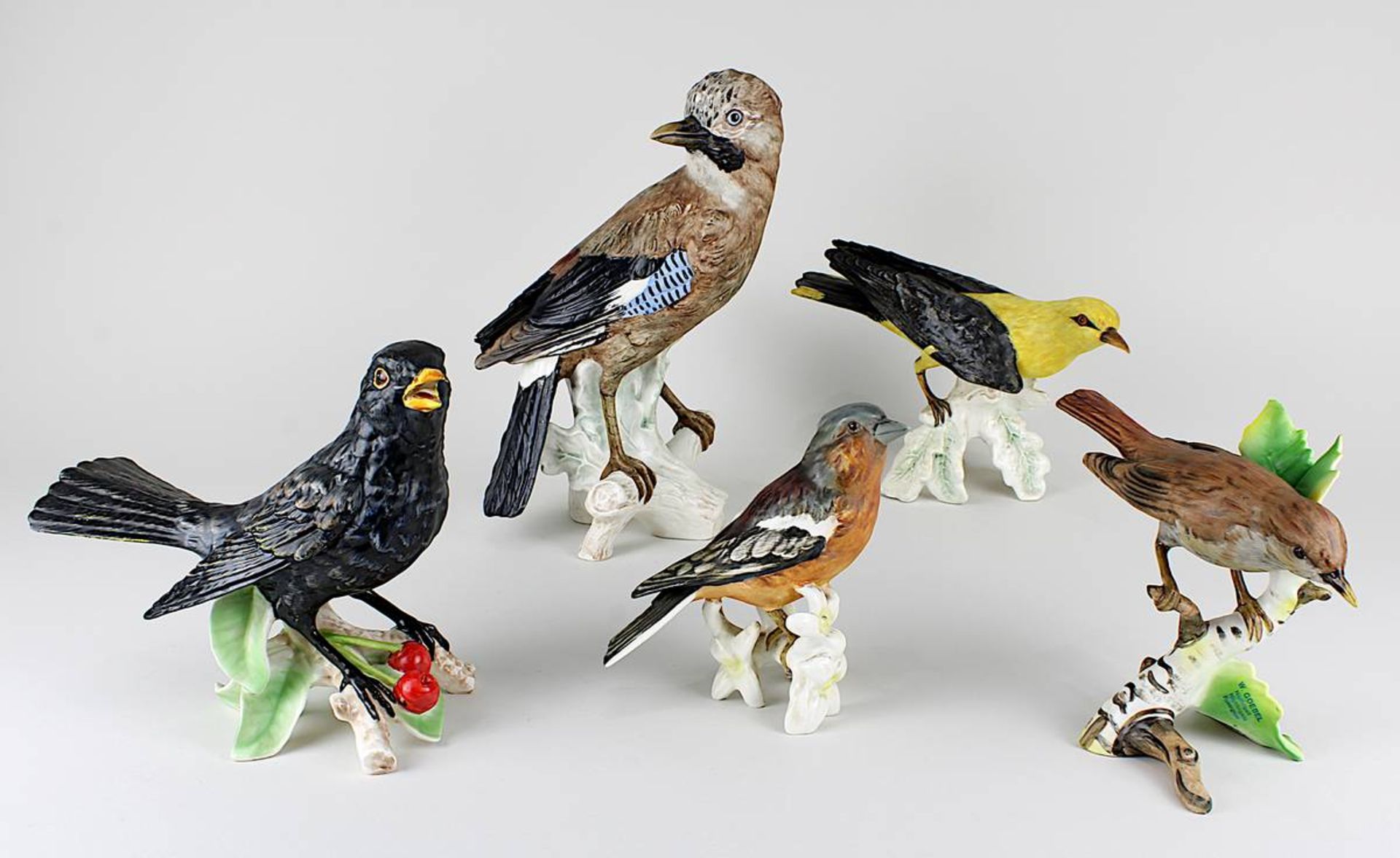 Fünf Vogel-Porzellanfiguren, Goebel, deutsch 2. H. 20. Jh., farbig staffiert, bestehend aus: