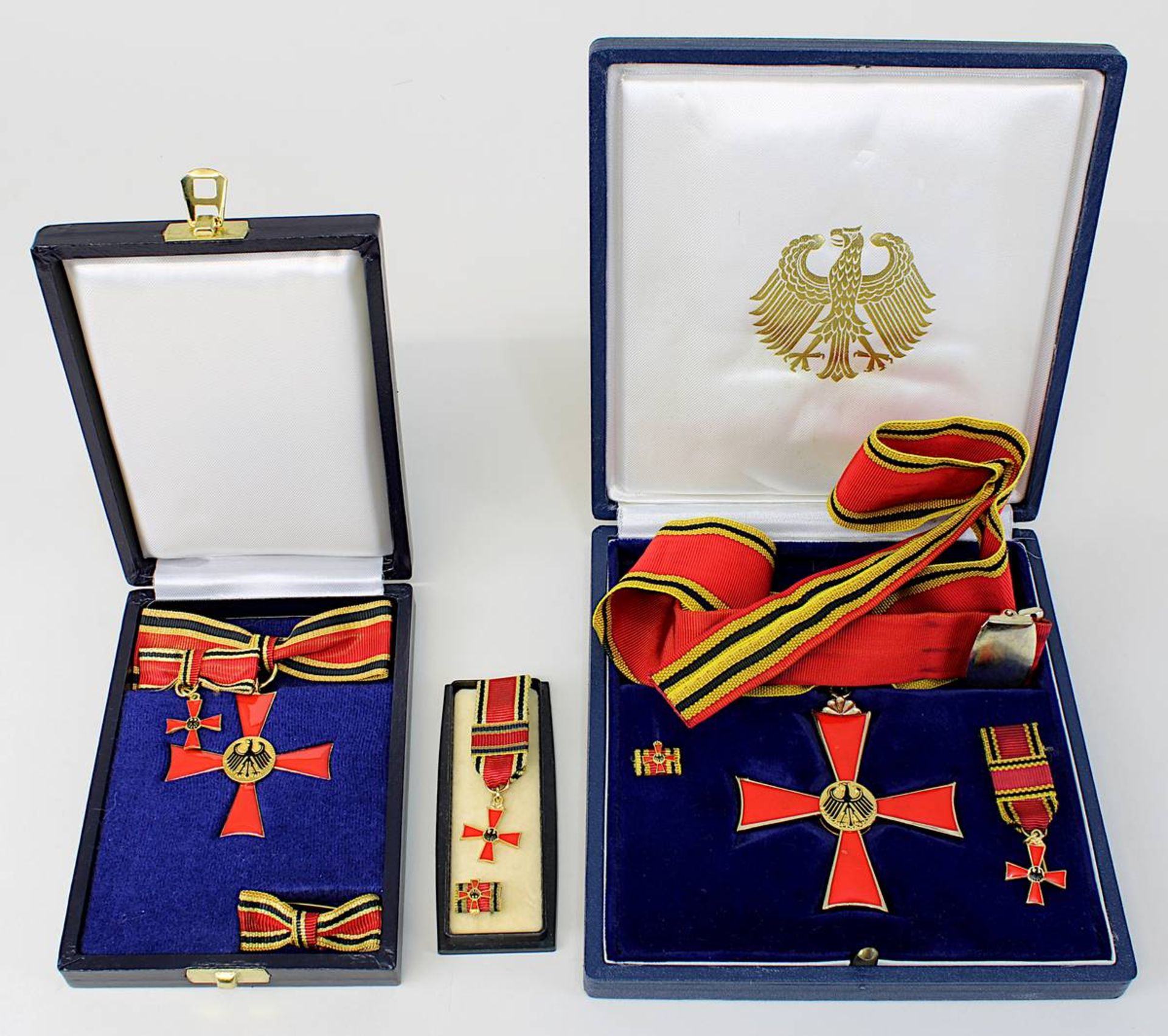 Großes Bundesverdienstkreuz und Bundesverdienstkreuz, jeweils mit Miniaturorden (Pins, Nadeln etc.),