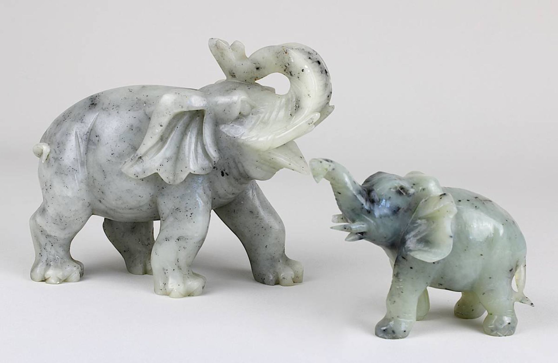 2 Speckstein Elefanten-Figuren, China 2 hälfte 20 Jh., Handgeschnitzt, Höhe und Länge 12 x 15 cm,
