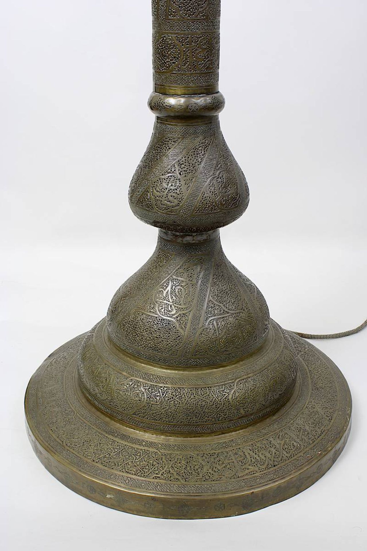 Große islamisch-orientalische Stehlampe, wohl Ägypten um 1920, Messing, in feiner Durchbrucharbeit - Image 5 of 5