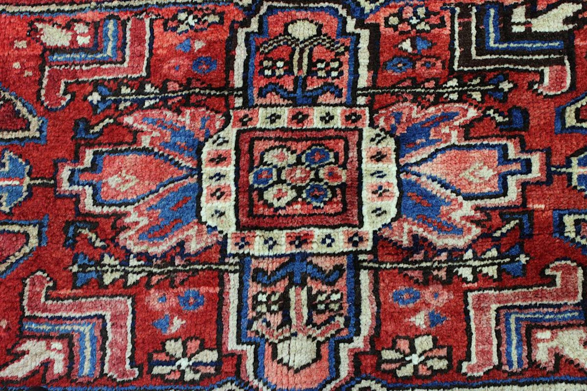 Heriz-Teppich, Persien M. bis 2. H. 20. Jh., insgesamt durchzogen von Blatt-, Blütenwerk u. - Bild 3 aus 8