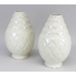 Paar Art-Déco Vasen um 1930, Keramik mit cremefarbener Glasur, mit reliefiertem geometrischen Dekor,