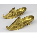 Paar türkische Miniatur-Pantoffeln, Messing vergoldet, osmanisches Reich 19. Jh., Vorderkappe jew.