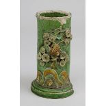 Pinselbecher, China 19. Jh., Keramik grün und gelb glasiert, Schauseite mit plastischem Dekor von