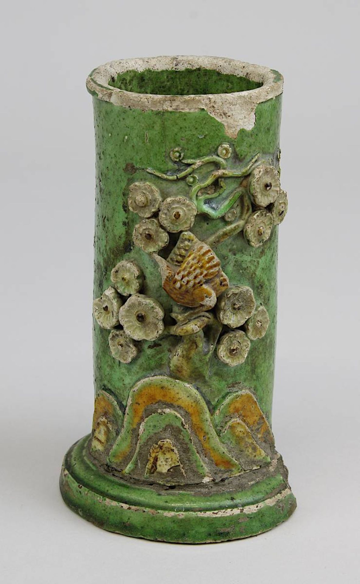 Pinselbecher, China 19. Jh., Keramik grün und gelb glasiert, Schauseite mit plastischem Dekor von