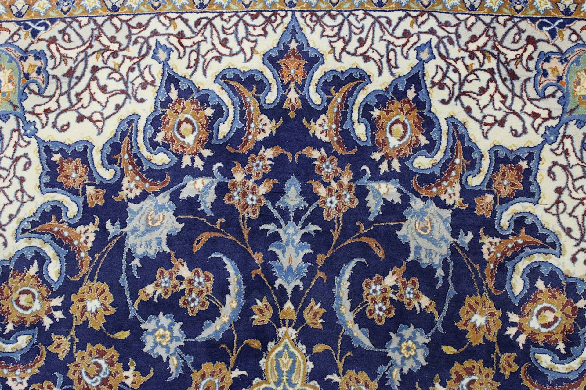 Isfahan, Persien 2. H. 20. Jh., Wolle mit Seide auf Seide, sehr fein geknüpft, blauer Fond mit - Image 3 of 9