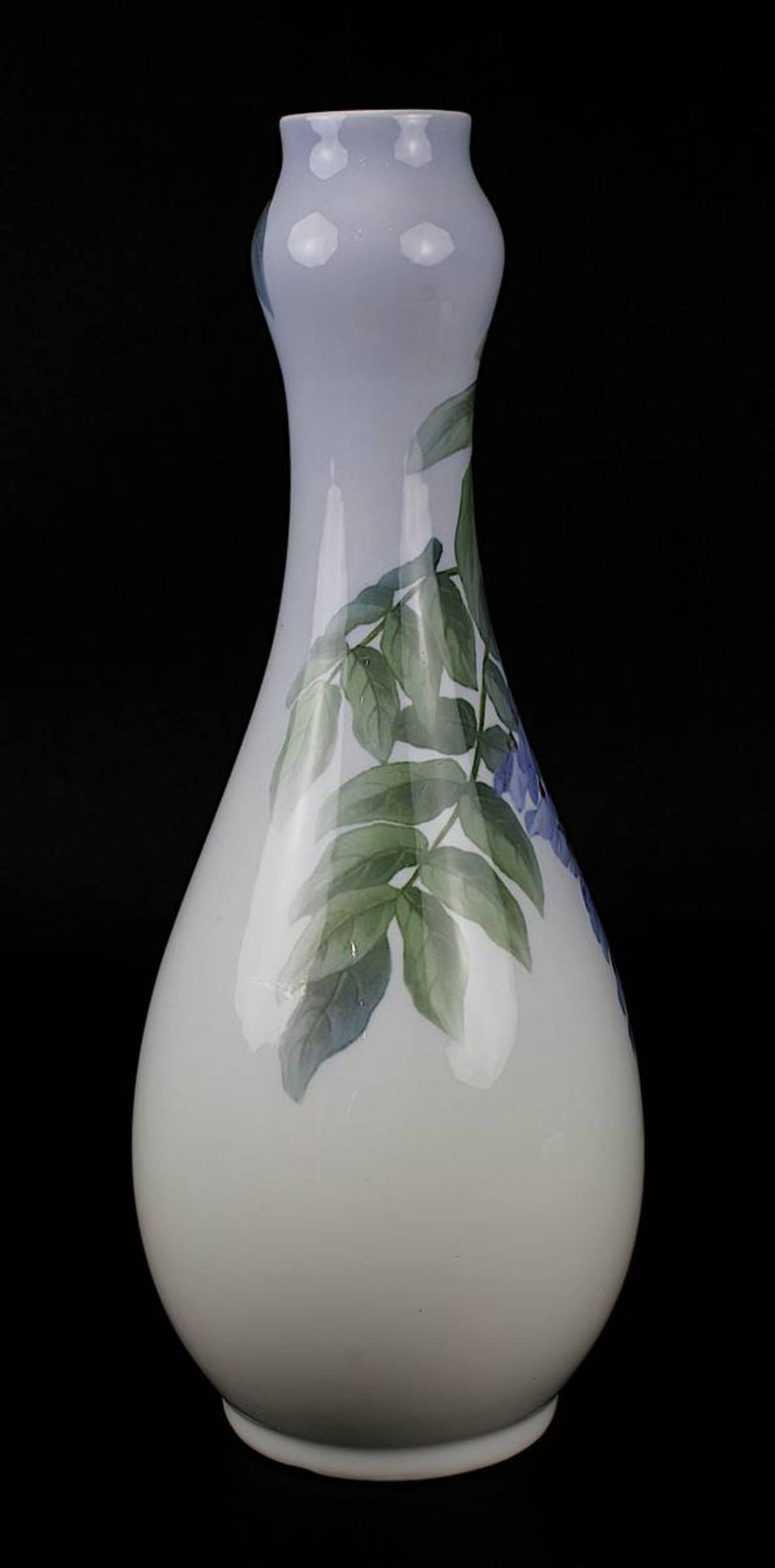 Vase mit Glyziniendekor, Jugendstil, Royal Copenhagen, Anfang 20. Jh., in Keulenform, auf Boden - Image 2 of 4