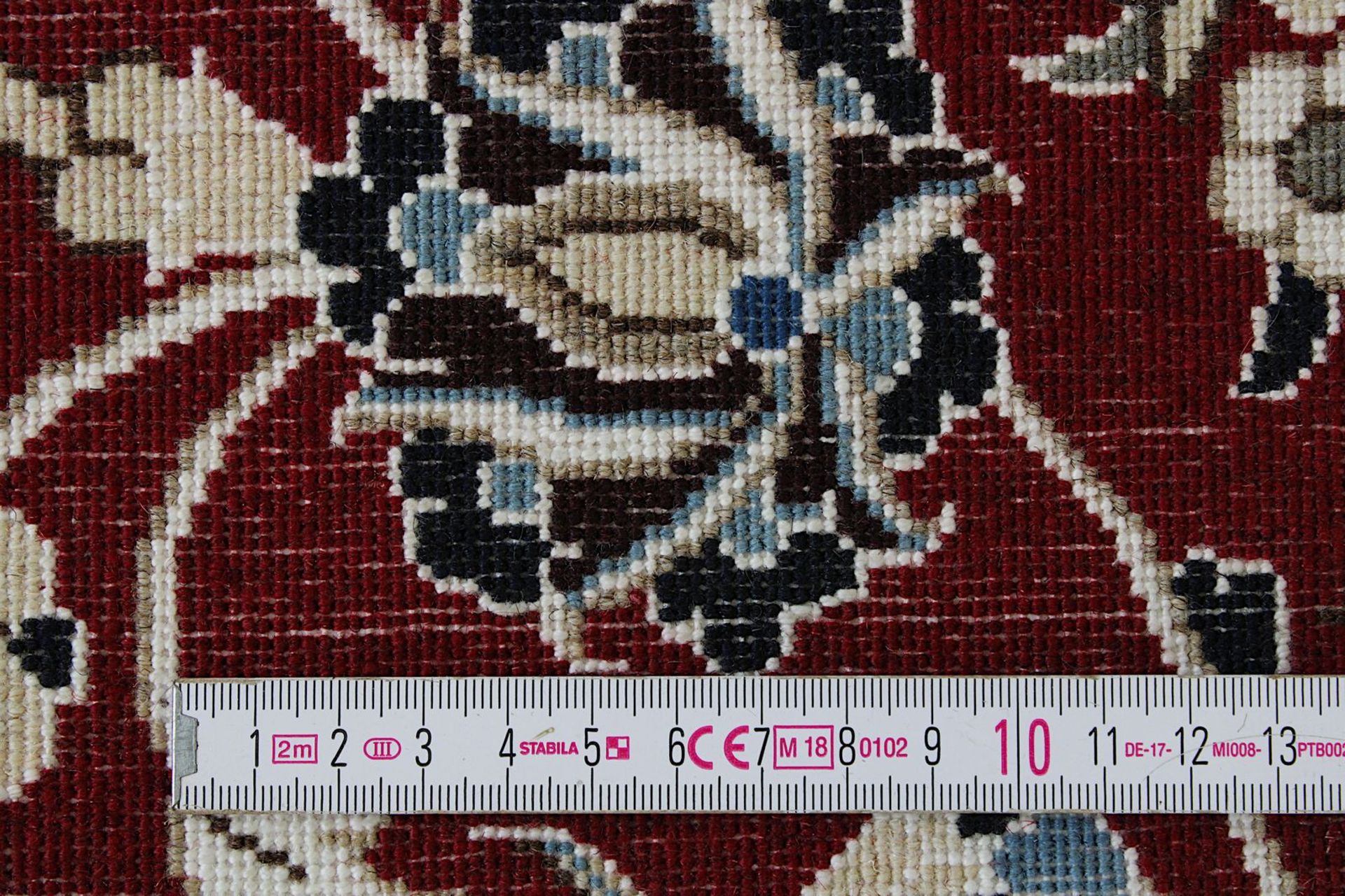 Nain-Brücke, Persien 2. H. 20. Jh., Wolle, rotgrundiger Fond mit rundem Mittelmedaillon, mehrfache - Bild 7 aus 7