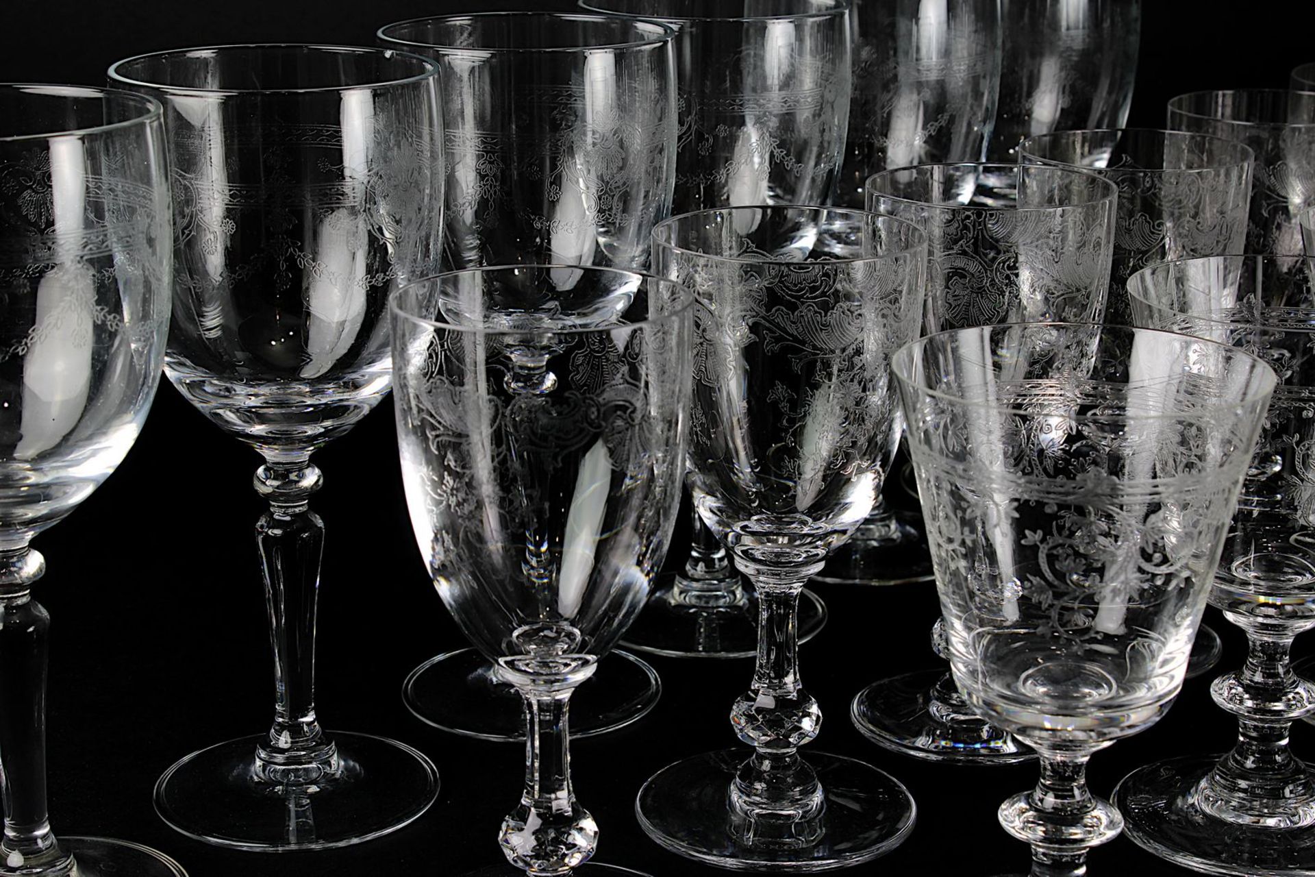 Konvolut von 40 Gläser mit Schliff- bzw. Ätzdekor, darunter sechs Bourgognegläser, Saint Louis, - Image 2 of 5