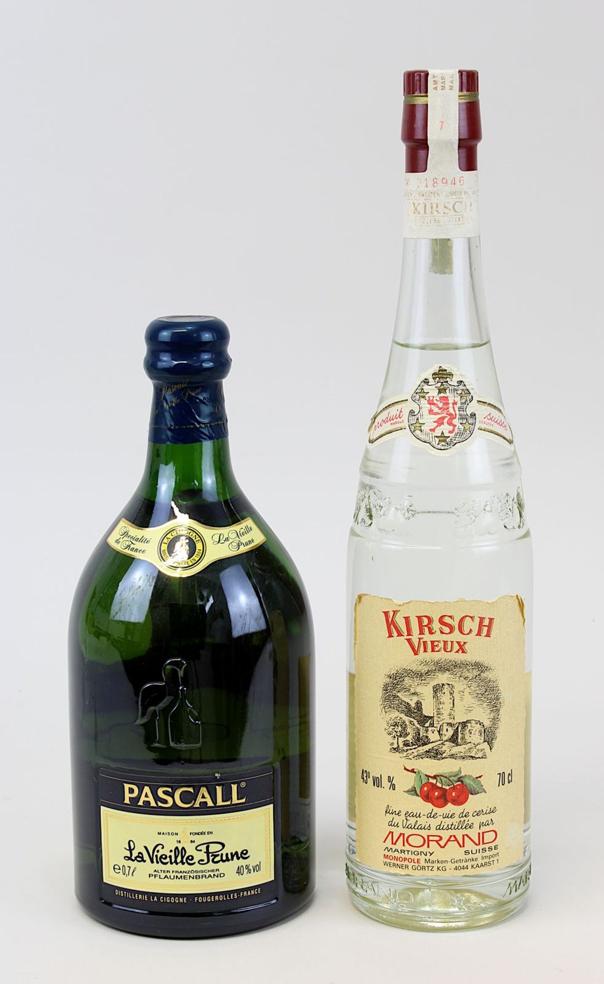 Zwei Flaschen Spirituosen: eine Flasche Vieux Kirsch, Morand, Martigny Suisse, 0,7 L. und eine