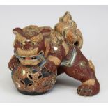 Satsuma Fo-Hund, mit Ball spielend, Japan um 1920, Porzellan cremefarbener Scherben, polychrome