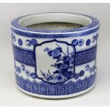 Japanisches Hibachi-Holzkohlebecken aus Porzellan, unter Glasur in Blau bemalt mit Ornamenten und