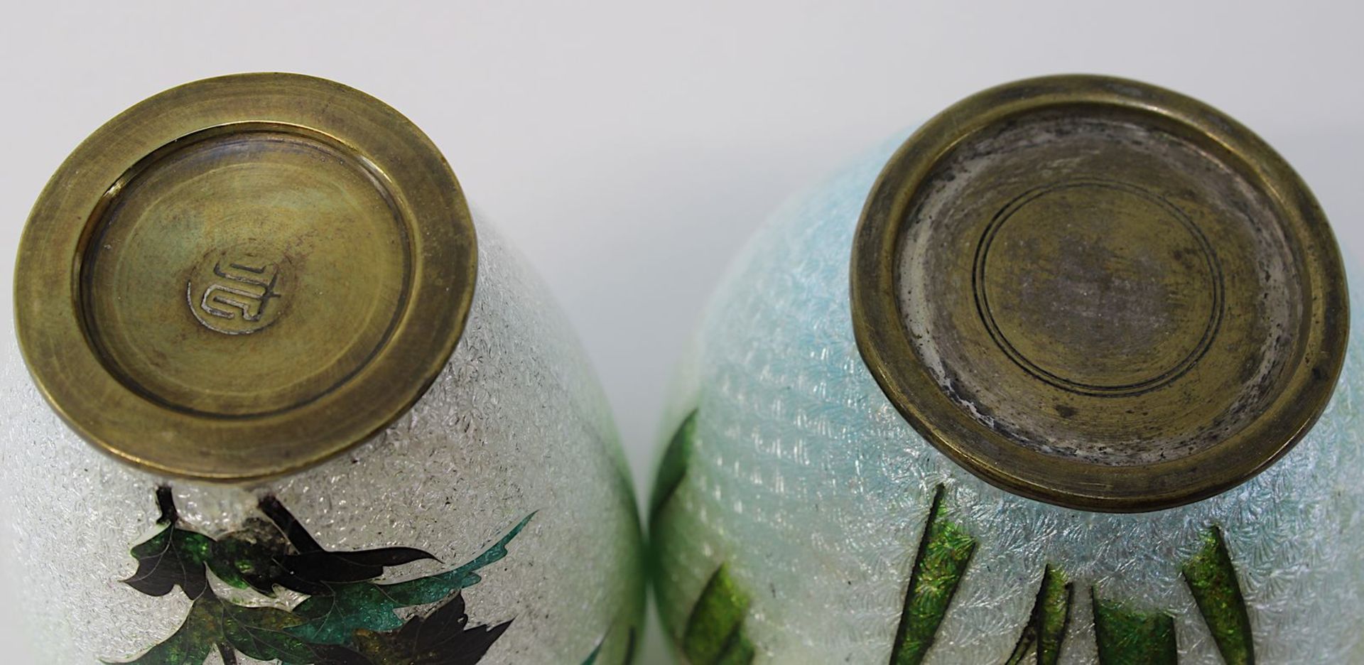 2 Miniatur-Vasen Cloisonné auf guillochiertem Grund, Japan um 1900, jew. Messingkorpus belegt mit - Bild 3 aus 3