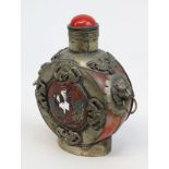 Chinesische Snuffbottle / Flacon mit Cloisonné und Metallmontierung, flacher runder Korpus aus