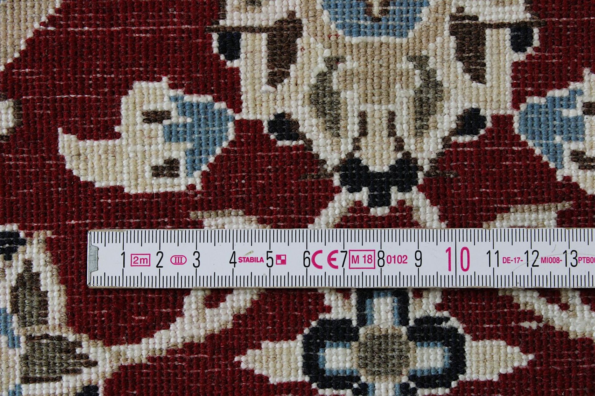 Nain-Brücke, Persien 2. H. 20. Jh., Wolle, rotgrundiger Fond mit rundem Mittelmedaillon, mehrfache - Bild 6 aus 7