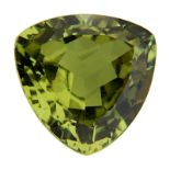 Olivin im Trillantschliff, Reinheit vsi, Schliff gut, 6,5 ct., Gewicht 1,3 g, 12 x 12 mm, T 5,9 mm.