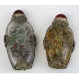 2 chinesische Snuffbottles aus Glas, 20. Jh., jew. von innen fein bemalt mit Landschaftsmotiven bzw.