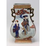 Große japanische Meiji-Vase, auf rechteckigem Grundriss, Porzellan polychrom und in Gold auf