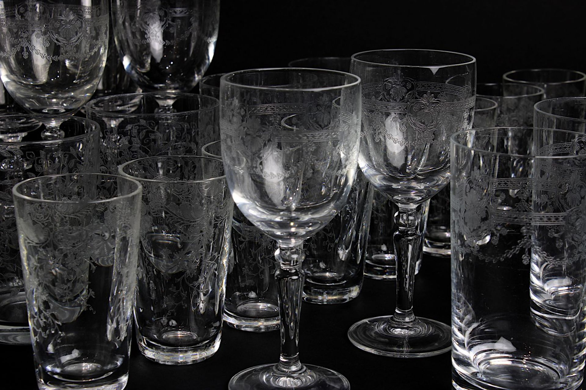 Konvolut von 40 Gläser mit Schliff- bzw. Ätzdekor, darunter sechs Bourgognegläser, Saint Louis, - Image 4 of 5