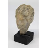 Kopf einer weiblichen Terracotta-Statuette, hellenistisch, 300-100 v. Chr., vorne mit Ansatz des