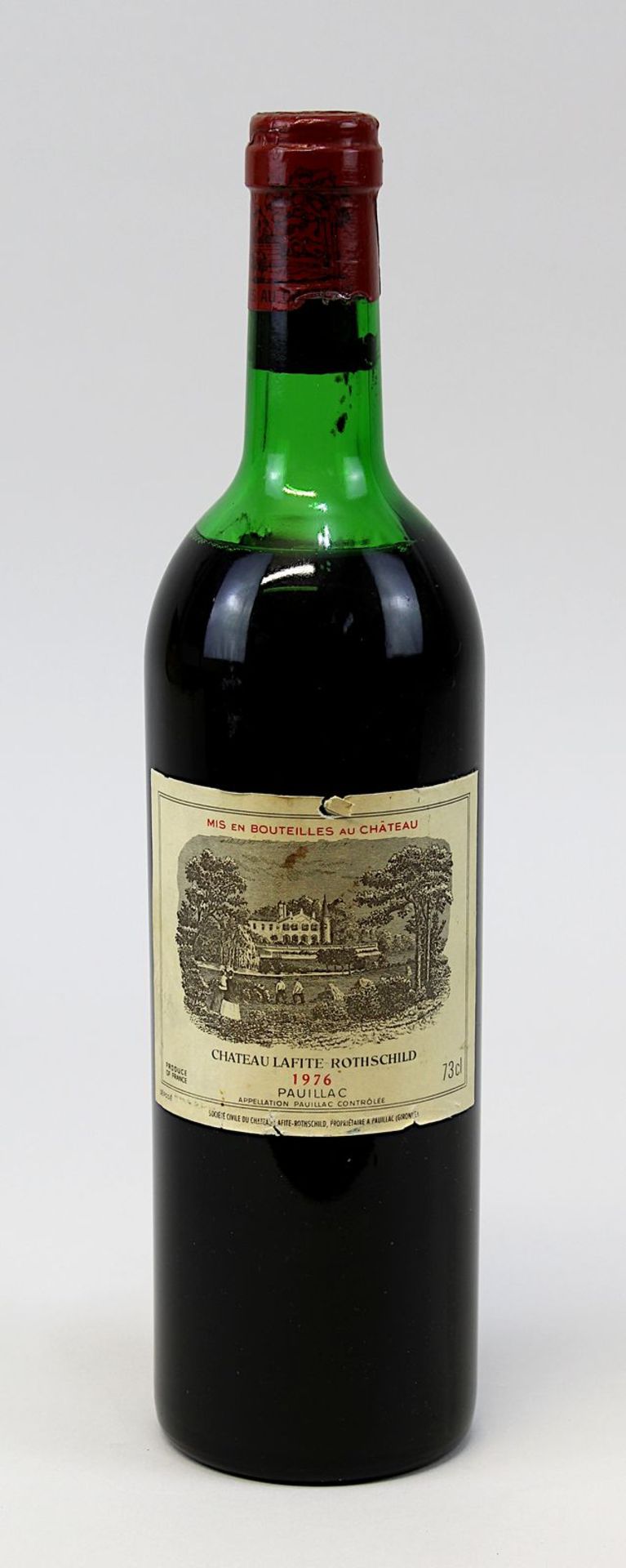 Eine Flasche 1976er Château Lafite-Rothschild, Pauillac, Korken im Flaschenhals sichtbar,