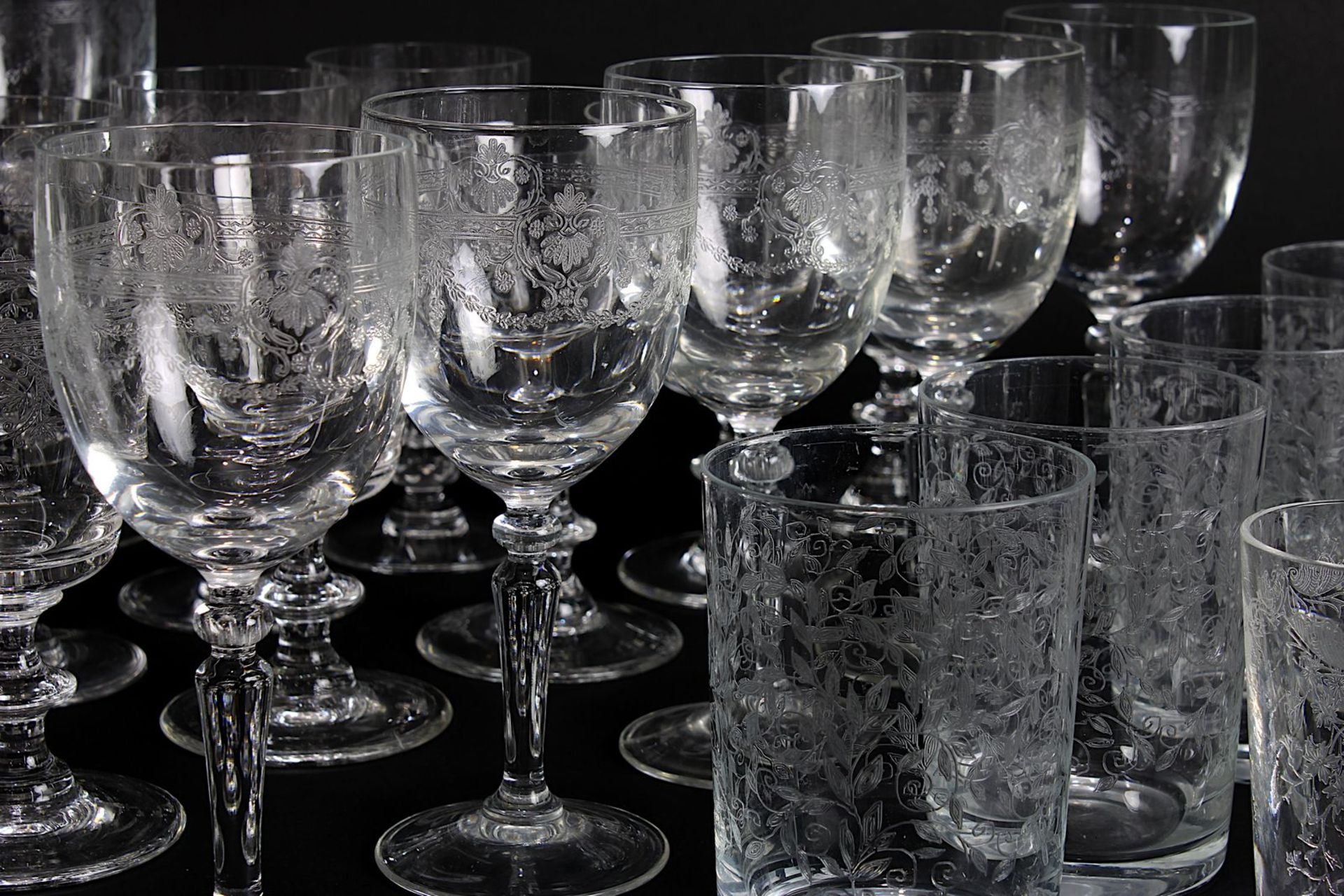 Konvolut von 40 Gläser mit Schliff- bzw. Ätzdekor, darunter sechs Bourgognegläser, Saint Louis, - Image 3 of 5