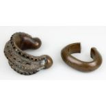2 große Bronze-Armreife / Manillen, altes Zahlungsmittel in Westafrika, die eine hohl und mit der