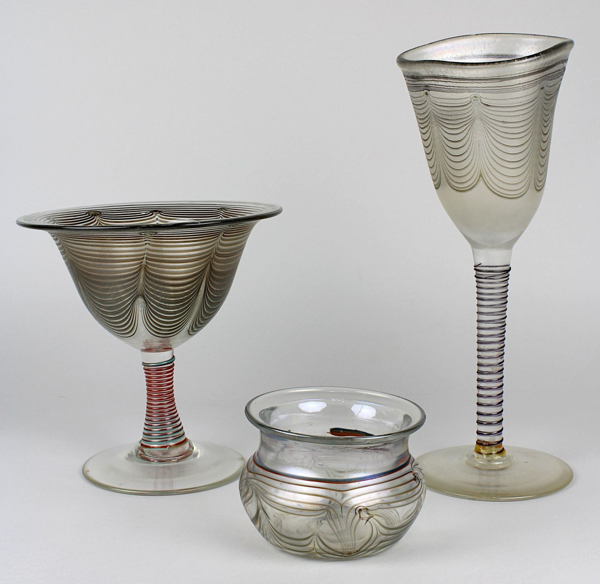 3 Eisch-Glas-Objekte, 1970er/ 80er Jahre, Klarglas mit rotbraun-grau gekämmter Wandung, partiell