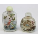 2 chinesische Snuffbottles aus Glas, 20. Jh., jew. von innen fein bemalt mit Landschaftsmotiv bzw.
