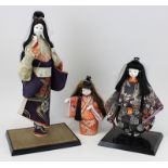 3 japanische Oyama-Ningyo-Puppen: eine junge Frau und zwei kleine Mädchen, jeweils mit aufwendigen