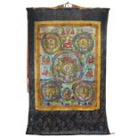 Große Thangka der Ushnishavijaya, Tibet um 1920, ungerahmt, im zentralen Mandala der dreiköpfige