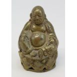 "Glücksbuddha" auf dem Lotusthron, Messingguss teilweise durchbrochen gearbeitet, H 9,8 cm. 3546-