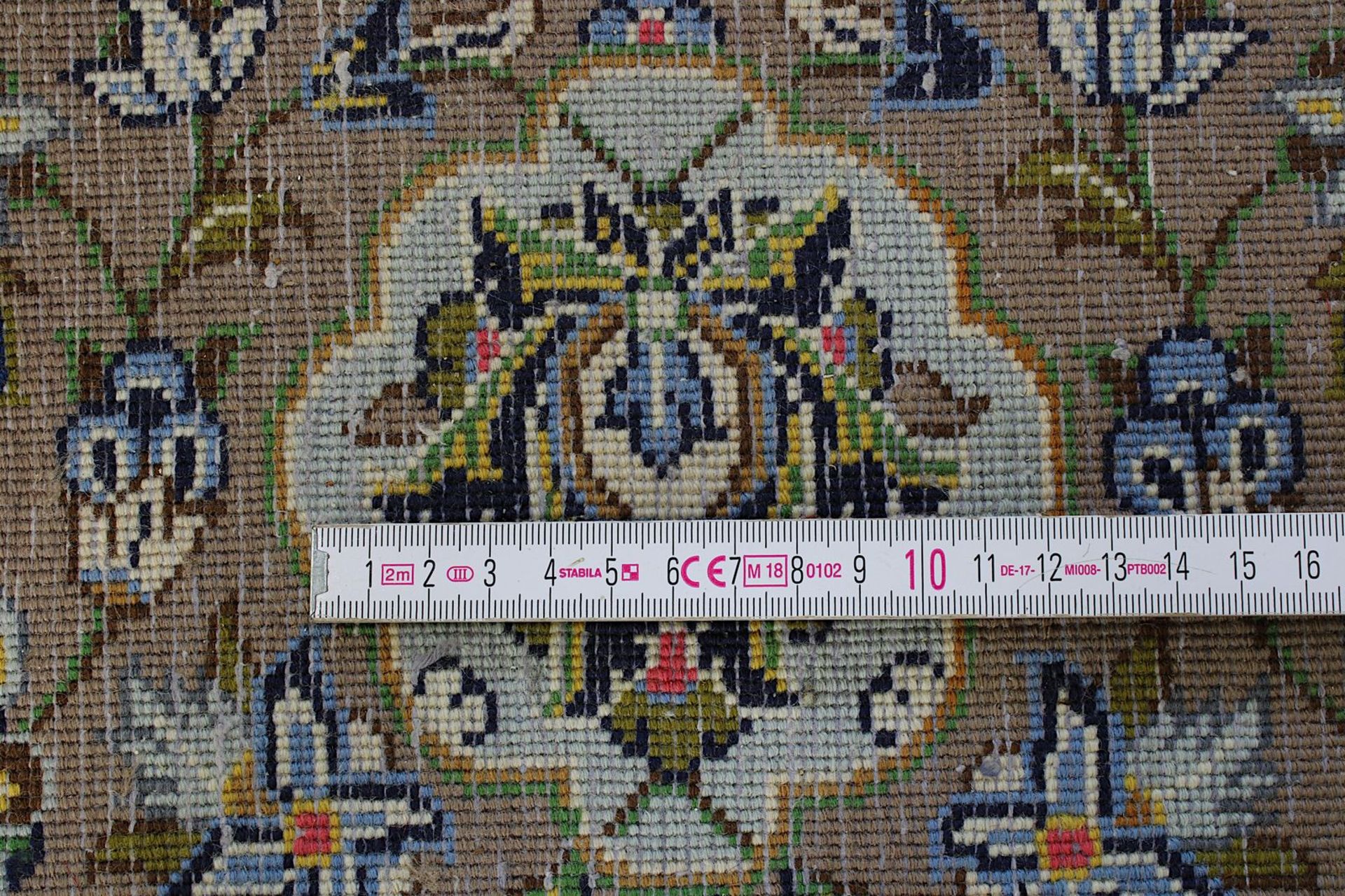 Keshan, Persien 2. H. 20. Jh., beiger Fond mit Mittelmedaillon, durchzogen von Blatt- u. Blütenwerk, - Bild 7 aus 7