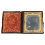 Daguerreotypie, deutsch, Mitte 19. Jh., zwei sitzende Herren, 6,5 x 5,2 cm, dekorative aufwendige