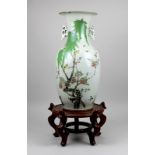 Porzellan- Vase, China, um 1900, balusterförmiger Corpus aus hellem Scherben, mit 2 angesetzte