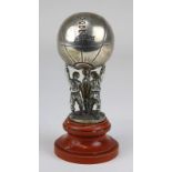 Silberne kleine Dose in Form einer Fußballtrophäe, deutsch um 1920, silberner Korpus nicht