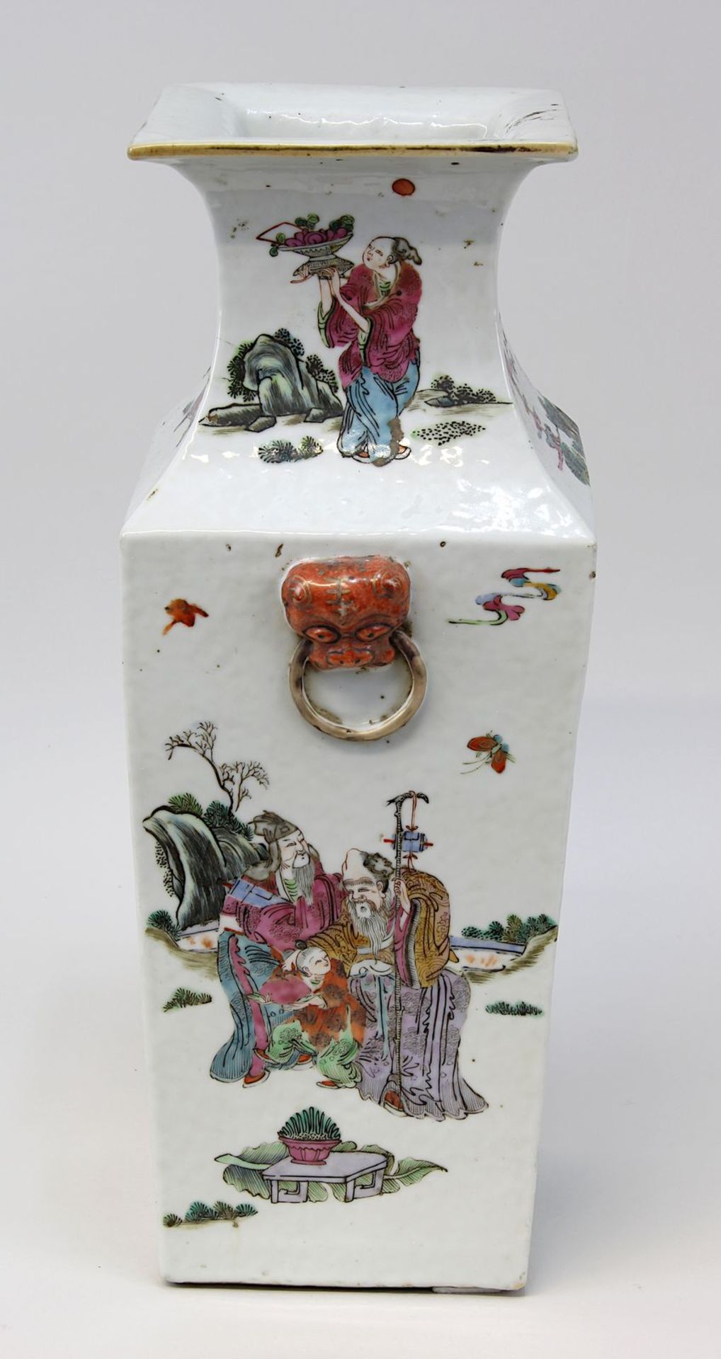 Chin. Porzellanvase, 19. Jh., vierkantiger Korpus aus Porzellan, weißer Scherben, Außenwandung - Bild 4 aus 5