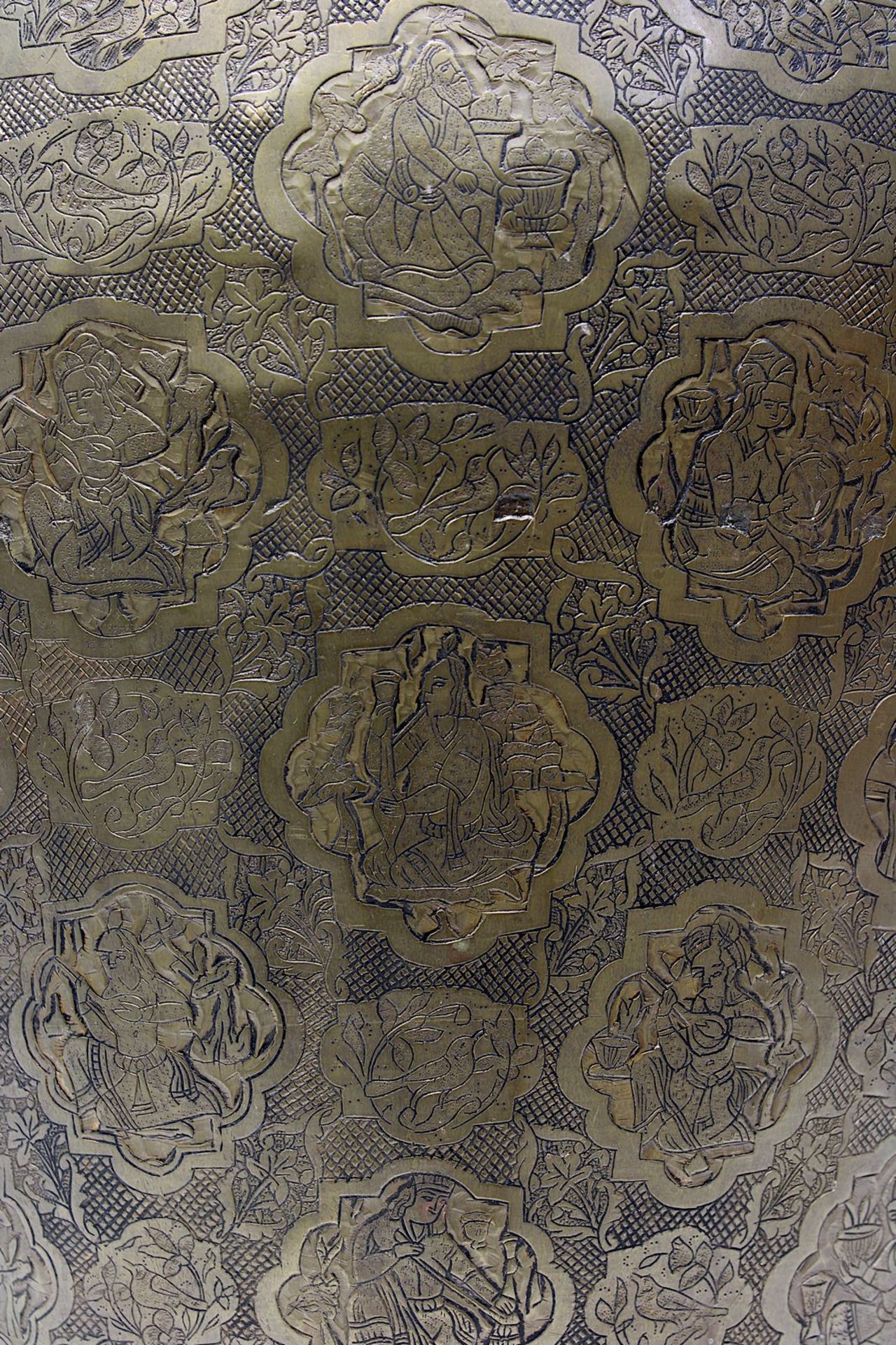 Bodenvase aus graviertem Messing, wohl kadscharisches Persien, Iran um 1900, Messing getrieben und - Bild 2 aus 3