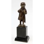 Skulpteur um 1900, junger Mann mit Hut, Gehrock und Spazierstock, Kleinbronze, mit schöner brauner